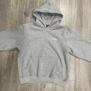 Corteiz Tracksuit - Riktigt fet grå tracksuit från Corteiz. Aldrig använd. Kan passa storlek S-L beror på hur man vill att den ska sitta. Hör av er vid frågor! 🙌