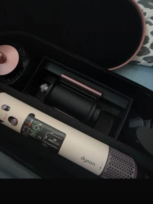 Dyson Airwrap multistyler  - Säljer en Dyson Airwrap multistyler i snyggt beige och roséguld. Kommer med flera tillbehör och ligger i ett stilrent svart och roséguldfärgat etui. Perfekt för att styla håret med olika borst- och locktillbehör. Använd 1 gång 