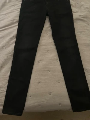 Svarta replay jeans - Hej! Säljer nu ett par svarta replay slim jeans i modellen anbass i storlek 29! De har bara blivit testade så egentligen helt oanvända! Skriv gärna vid frågor eller funderingar! Mvh Melvin