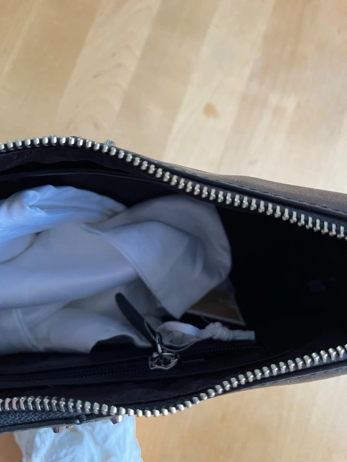 Svart handväska med nitar - 3