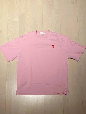Ami Paris T-shirt  - Tjena! Säljer nu denna as feta T-shirt från Ami Paris. Storlek L och i princip nyskick. Priset är ej hugget i sten så hör av dig vid minsta fundering:)
