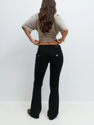 Svarta bootcut från Gina Tricot - Snygga svarta low waist bootcut jeans från Gina Tricot, blivit lite missfärgade i tvätten så alltså mer ljusa. Men super snygga och passar perfekt till allt.💖