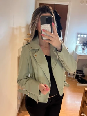Ljusgrön skinnjacka  - Ljusgrön skinnjacka i super bra skick! Har aldrig använt den💕