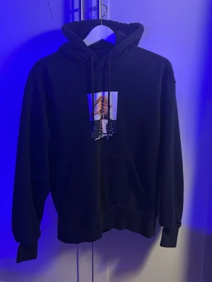 H&M Hoodie - En tjock och gosig hoodie från H&M med ett basic tryck. Den är varm och fluffig, ser även bra ut med uppkavlade ärmar.