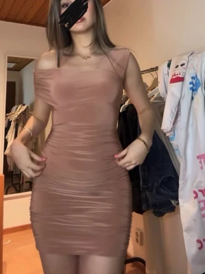 Bandage rosa klänning  - Snygg rosa kortklänning med offshoulder-design och åtsittande passform. Klänningen har rynkade detaljer längs sidorna. I perfekt skick!💕