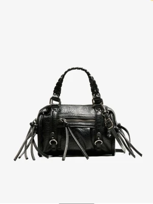 Svart handväska - Svart handväska ifrån bershka, aldrig använd. Detaljen på dragkedjan är tyvärr av då man kan ta av den, så den måste gått av men själva dragkedjan är det inget fel på!