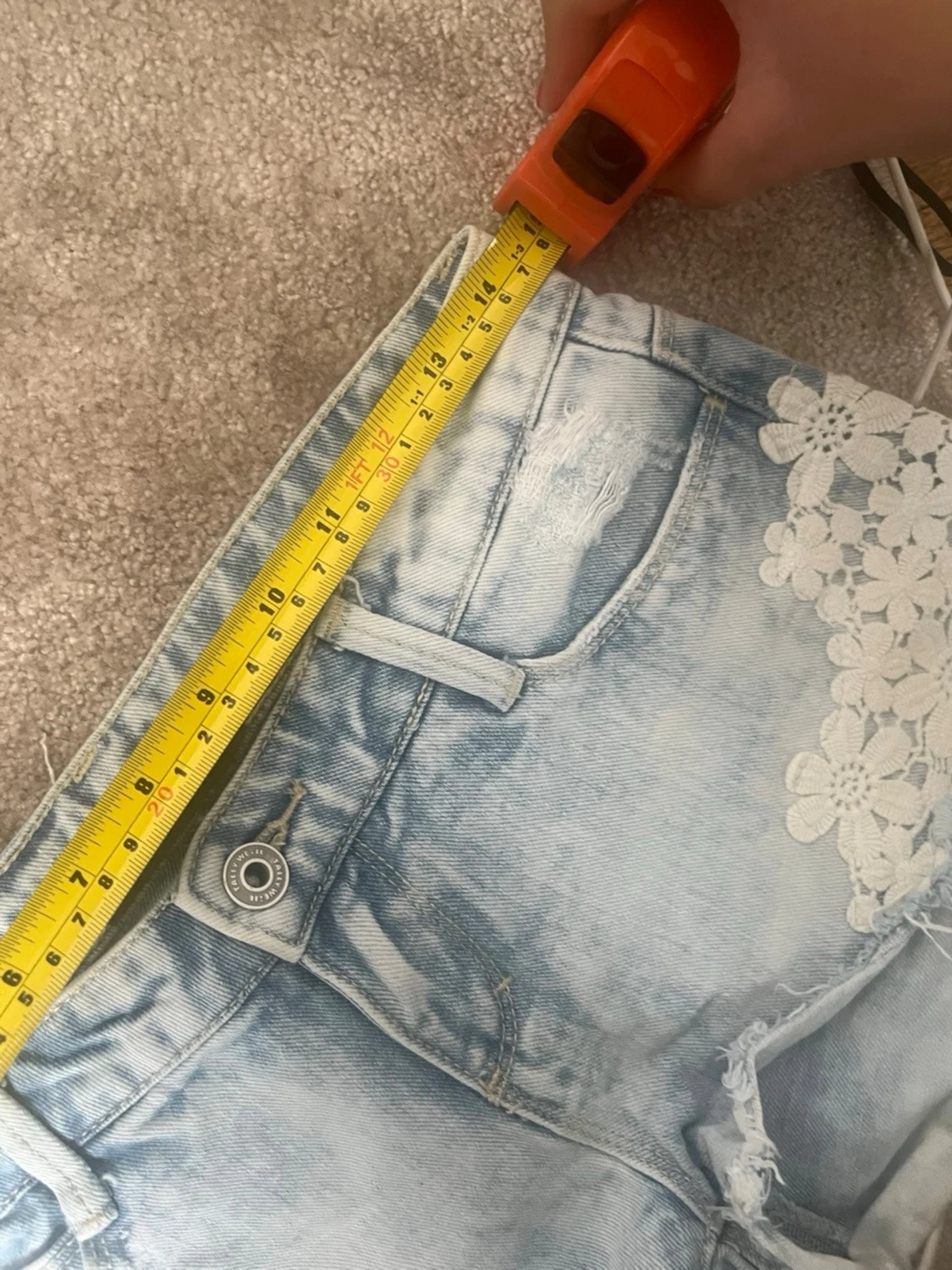 Ljusblå jeansshorts med spetsdetaljer - 3