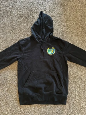Hammarby HOODIE XS/S - Säljer bara till Hammarby fans, kort o gott råka köpa fel storlek och har aldrig använt den. Ny pris 500 storleken är Xs/S men sitter som en S