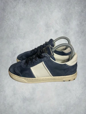 Valentino flycrew  - Valentino flycrew | färg: blå | skick: mycket fint (en nit borta | storlek: 36,5 37 | skriv vid frågor | mvh MD closet 