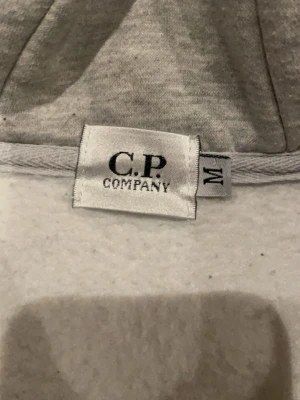 cp company hoodie grå - storlek M