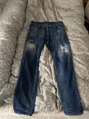 Dsqaured2 jeans - Bekväma och stretchiga Dsquared2 jeans i storlek 48. Väldigt snygg och diskret design runt om. Dem har haft ett hål i skrevet som har blivit fixat och de inget som syns. Perfekt för våren, sommaren eller hösten. Passar skit bra till airforce, airmax 90s, men även lavins osv!