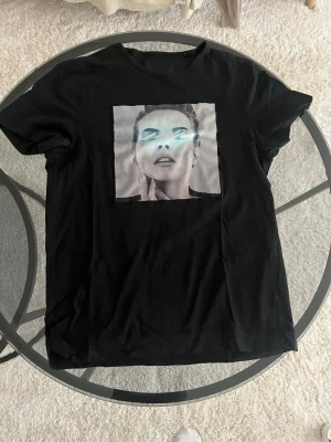 Limitato T-shirt  - Tja! Säljer min Limitato T-shirt som endast använts vid 3 tillfällen. Storleken är S och den är i nyskick. Finns inga defekter på t shirten. Buda gärna kan gå ner i pris vid snabb affär😁