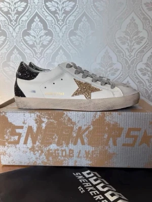 Golden goose skor - Golden goose skor till försäljning, storlek 39 passar även 38. Skorna är helt nya, inget täcken på användning. Nypris 4300. Mitt pris 2399✅🤩.