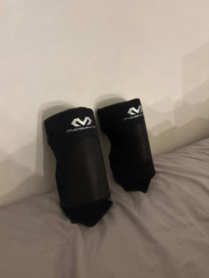 knäskydd - säljer dessa knäskydd som är helt nya och aldrig användes i storlek S! originalpriset är 430kr