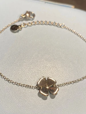 Edblad Lucky Bracelet  - Säljer Edblads ”Lucky Bracelet” i färgen silver. Har använt armbandet några gånger och det är i fint skick. Nypris 299 kr. - Storlek på klövern är 11x12 mm - Armbandets justerbara längd 16-19 cm - Blankt rostfritt stål - Nickelsäkert - Vattentåligt  Skriv om du undrar något!🍀