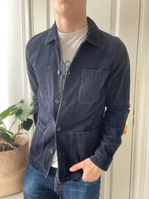 East west overshirt  - East west overshirt i Manchester matieral! Inga defekter! Modellen i bilderna är 180 cm 75 kg och bär Storlek S , Kom med frågor! 🌟 (Kan gå ned i pris vid köp av paket 😉) 