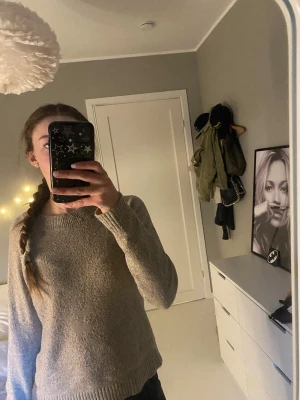 Beige stickad tröja från Vero Moda - Mysig beige stickad tröja från Vero Moda med rund halsringning och långa ärmar. Tröjan har en enkel, rak passform och ribbade muddar vid ärmslut och nederkant. Tröjan är väl använd, därav priset men annars bra skick!