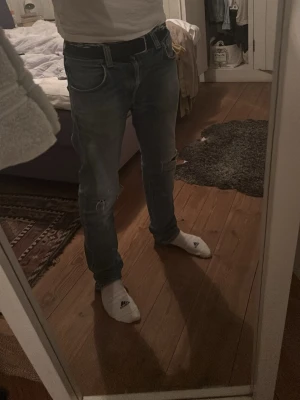 Nudie Jeans - Säljer ett par svin feta blå med ljusblå nyanser Nudie Jeans med hål vid knäna. W 33 L 32