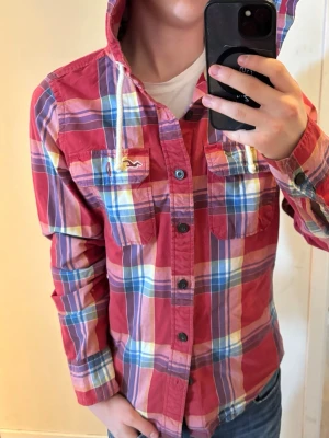 Hollister skjorta - Tja! Säljer en Hollister skjorta med luva i storleken (M)-skick 9/10. Vid minsta lilla fundering hör av er! Först till kvarn!