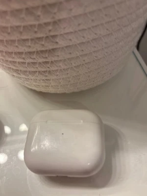 Vita trådlösa AirPods skal  - Säljer ett par vita AirPods skal från Apple.