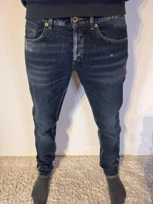 Dondup George Jeans - | Skick: 10/10 | Färg: Mörkblå | Modell: 172cm 64kg | Vad inkluderas: Enbart jeansen | Nypris: 3 600kr |