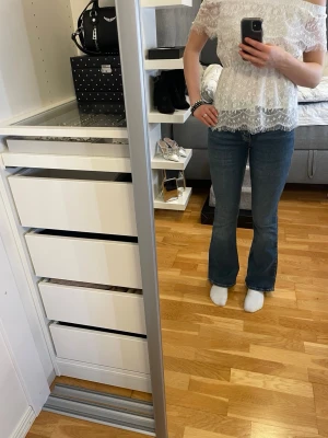 Blå bootcut jeans - Blå bootcut jeans i storlek 34 från Gina tricot, perfekta nu till sommaren! 