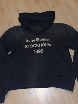 Acne studios hoodie - Säljer denna acne studios hoodie. Storlek Xs men sitter som S med den oversizade passformen. Väldigt bra skick, köpte den på en second hand butik så kan ej garantera äkthet.