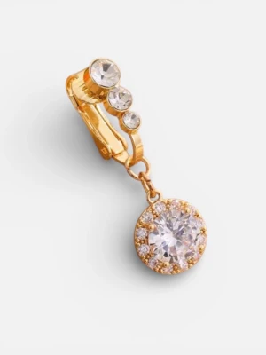 Guldig fakenavelpercing - Snygg fakenavelpercing i guld med tre små runda strasstenar och en större rund hängande strass omgiven av mindre stenar. Perfekt för dig som vill ha bling utan hål i naveln. Ger en lyxig och glittrig känsla till din look. Aldrig används