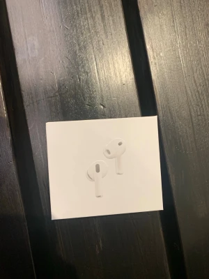 Apple AirPods Pro 3 trådlösa hörlurar - Säljer ett par vita Apple AirPods Pro 3 med laddningsetui. De är trådlösa in-ear hörlurar i stilren design och tillverkade i plast. Kompatibla med USB-C och MagSafe. Perfekta för musik, samtal och gaming. Det är 1 of 1