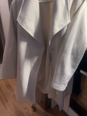 Vit kappa med knytskärp - Kappa från vero Moda. Lite knopprig🌸