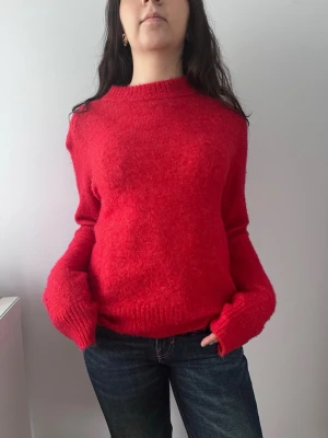 Röd stickad tröja med rund hals - En supermjuk och snygg röd stickad tröja. Väldigt sparsamt användt.💕