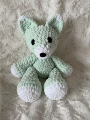 Mini räv virkad - Handvirkat gosedjur i mjukt garn, gjort med omtanke. Passar som dekoration eller present – ej för små barn. 