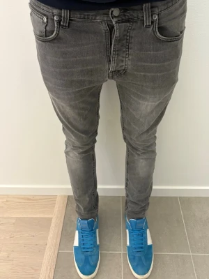 Nudie jeans - Säljer dessa sjukt feta Nudie jeans | Modell: Tilted Tor (Slim) | Bra skick | Storlek: 31/32 | Hör av dig vid minsta fråga eller fundering 