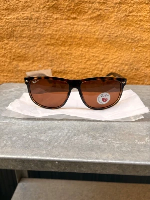 Rayban ”boyfriend” polarized - Löningserbjudande: Helt nya Ray-Ban “Boyfriend” Polarized. De är oöppnade med alla etiketter kvar och  allt som syns på bild ingår. Säljs för endast 549 kr. Erbjudandet gäller till fredag 23:59.