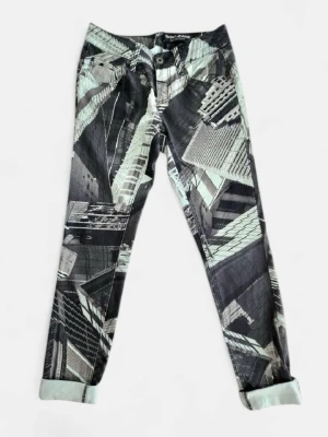 DKNY Jeans Skyline Skinny med print - Snygga skinny jeans från DKNY Jeans med unikt svartvitt stadsmotiv över hela byxan. Modellen är smal och har klassiska fem fickor samt uppvikta benslut. Perfekt för dig som vill sticka ut med ett coolt grafiskt mönster.