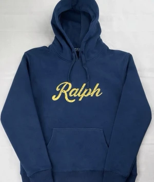 Ralph Lauren hoodie herr, storlek S  - Hej! Säljer denna riktigt schyssta hoodie från Ralph Lauren. Den är i storlek M men sitter en storlek litet och passar därför som en S. Den är endast använd någon enstaka gång och är därmed i ett nyskick. Om den ser fläckig ut är det endast pga dåligt fotoljus. Original lappar och påse finns kvar och medföljer naturligtvis vid köp. Jag fraktar alltid snabbt! Mvh