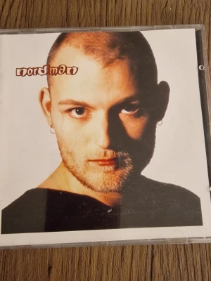 Nordman CD-album - Nordman CD-album i plastfodral. Standard ljud-CD med tryckt omslag fram och bak samt låtlista på baksidan. Passar för uppspelning i vanliga CD-spelare.