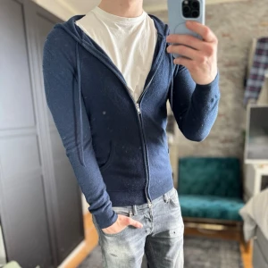 John henric kashmir tröja - Bra skick, lite nopprig men annars topp! Passar dig som är mellan 175-185cm ungefär. Nypris ca 3000kr. Modellen är 185 cm, 75kg. Passar bra nu till våren! Skriv för mer information!🤝