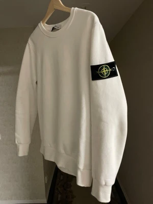 Vit sweatshirt från Stone Island - Stone island tröja. Helt ny inga tecken på användning. 110% äkta