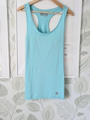 Träningslinne MyWear Storlek M-L - Jätteskön elastisk träningslinne.. - Lång modell. - Färg på sista 2 bilderna stämmer bäst överens med färgen. - Storlek M men passar även L. - Använd 2-3 gånger så i jättefint skick jag hittar inget att anmärka på. - Jag kan ha missat någon miniskavank men jag har försökt att granska så gott det går.