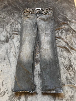 Lågmidjade jeans - Superfina lågmidjade bootcut jeans från Bershka i storlek 36, använd fåtal gånger och är i jättebra skick!🤍 Midjemått: 79cm, längd: 106cm, innerbenslängd: 83cm