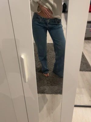 Blå raka jeans med normal passform - Skit snygga NA-KD jeans med låg midja. Dom är uppsprättade på ett snyggt sätt så att dom passade mig som är 175cm