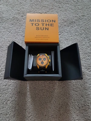Omega x Swatch Mission To The Sun Remake - Säljer en Omega x Swatch Mission to the Sun från Bioceramic MoonSwatch Collection. Klockan har en gul boett i biokeramik, svart bezel och detaljerad urtavla med flera subdials. Snygg och unik design som sticker ut på handleden. Obs: har en liten defekt vid armbandet, mpste vara lite förskit när man drar på den