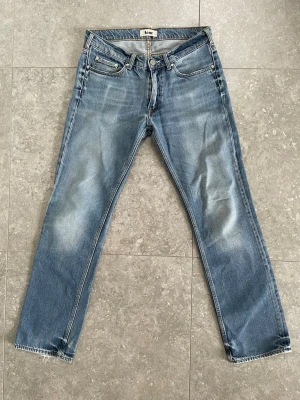 Ljusblå raka jeans från Acne - Ljusblå jeans från Acne med schysst tvätt. Storlek 32/32 men skulle säga att de sitter mer som 30/32.