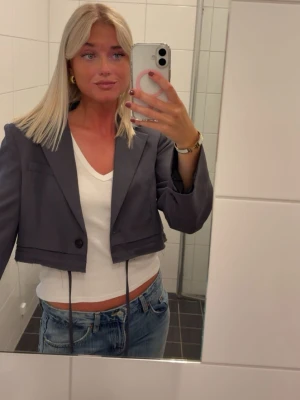 Kavaj från Zara  - Supersnygg croppad kavaj från Zara. Använd 2 gånger. Färgen är mörkgrå