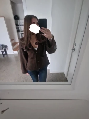 Brun kofta - Brun kofta ifrån gina i storlek S! använd få gånger, lite nopprig💓 