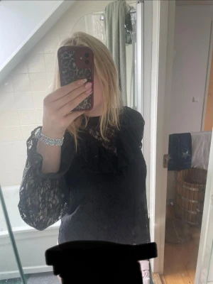 Svart bluss - Svart fin blus med lite volanger o spets, jätte bekväm och vassar till mycket KLICKA EJ PÅ KÖP NU INNAN DU KONTAKTAT MEJ‼️⚠️