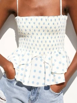 Prickig topp - Prickig topp ifrån zara. Säljs inte längre. Första två bilderna är lånade, men de två sista är mina egna. Passar även s då den är väldigt stretchig. 