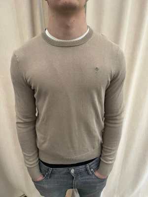 Beige stickad tröja från Morris - Riktigt snygg stickad tröja från Morris. Strl S, personen på bilden är 184 cm lång. Mycket bra skick, inga defekter. Skicka gärna pris förslag. Kika in min profil för mer schyssta plagg.