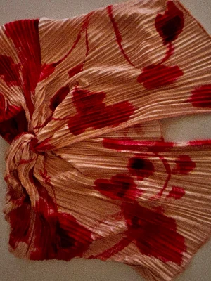 Plisserad bandeau topp med hjärtan - Säljer en plisserad bandeau topp i ljusrosa med röda hjärtan och knyt framtill. Toppen är axelbandslös och har en croppad passform, perfekt för dig som vill sticka ut med ett unikt mönster.